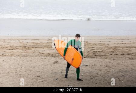 Portreath,Cornwall,14 juin 2021, malgré le fait que les surfeurs aient été sur les vagues comme les gens étaient dehors pour leur exercice quotidien sur la plage à marée basse à Portreath, Cornwall. La température était de 15C, ce qui est environ 10C plus frais que dans le nord du pays où Londres et Brighton ont des températures de 26C.Credit: Keith Larby/Alay Live News Banque D'Images