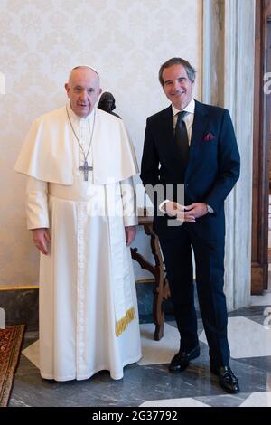 Vatican. 14 juin 2021. 14 juin 2021 : le Pape François a reçu en audience M. Rafael Mariano Grossi, Directeur général de l'Agence internationale de l'énergie atomique (AIEA), avec son Consort et a suivi au Vatican crédit: Independent photo Agency/Alay Live News Banque D'Images