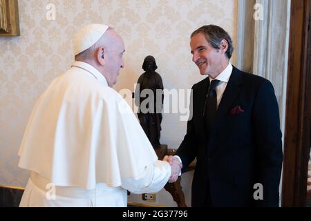 Vatican. 14 juin 2021. 14 juin 2021 : le Pape François a reçu en audience M. Rafael Mariano Grossi, Directeur général de l'Agence internationale de l'énergie atomique (AIEA), avec son Consort et a suivi au Vatican crédit: Independent photo Agency/Alay Live News Banque D'Images