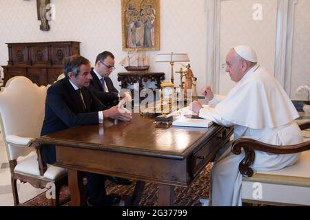 Vatican. 14 juin 2021. 14 juin 2021 : le Pape François a reçu en audience M. Rafael Mariano Grossi, Directeur général de l'Agence internationale de l'énergie atomique (AIEA), avec son Consort et a suivi au Vatican crédit: Independent photo Agency/Alay Live News Banque D'Images