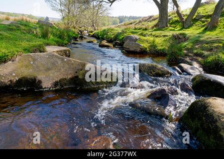 Le ruisseau Burbage à écoulement rapide se déverse au-dessus des rochers en pierre à aiguiser près de Padley Gorge.in Derbyshire Banque D'Images