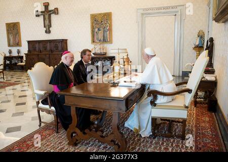 Vatican. 14 juin 2021. 14 juin 2021 : le pape François a reçu ce matin en audience S.E. Msgr. Julián Barrio Barrio, Archevêque de Saint-Jacques-de-Compostelle (Espagne) avec M. Alberto Núñez Feijóo, Président du Conseil de Galice, et a suivi dans le Vatican crédit: Agence de photo indépendante/Alamy Live News Banque D'Images