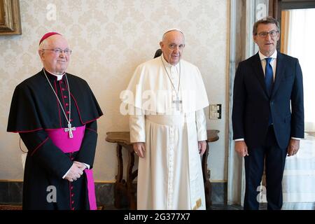 Vatican. 14 juin 2021. 14 juin 2021 : le pape François a reçu ce matin en audience S.E. Msgr. Julián Barrio Barrio, Archevêque de Saint-Jacques-de-Compostelle (Espagne) avec M. Alberto Núñez Feijóo, Président du Conseil de Galice, et a suivi dans le Vatican crédit: Agence de photo indépendante/Alamy Live News Banque D'Images