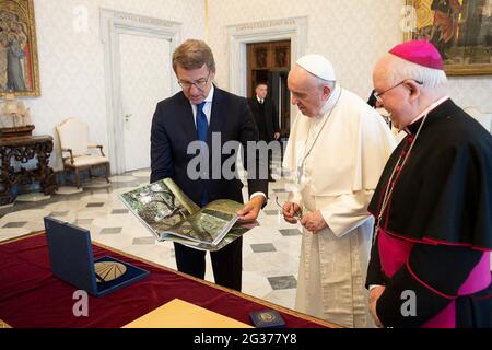 Vatican. 14 juin 2021. 14 juin 2021 : le pape François a reçu ce matin en audience S.E. Msgr. Julián Barrio Barrio, Archevêque de Saint-Jacques-de-Compostelle (Espagne) avec M. Alberto Núñez Feijóo, Président du Conseil de Galice, et a suivi dans le Vatican crédit: Agence de photo indépendante/Alamy Live News Banque D'Images