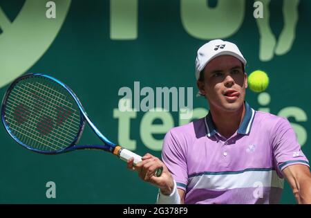 Halle, Allemagne. 14 juin 2021. Tennis: ATP Tour singles, Men, 1st Round, Thompson (Australie) - Altmaier (Allemagne). Daniel Altmaier joue un avant-main. Credit: Friso Gentsch/dpa/Alay Live News Banque D'Images