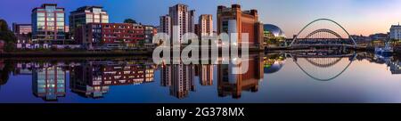 Vue panoramique sur les quais de Newcastle et de Gateshead au crépuscule, Newcastle upon Tyne, Tyne and Wear, nord-est de l'Angleterre, Angleterre, Royaume-Uni Banque D'Images