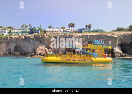 Ayia Napa, Chypre - 21 juillet 2015 : vue sur le parc national de Cavo Greko. Rochers, collines, eau claire bleue. Vacances en Méditerranée. Sous-marin jaune avec Banque D'Images