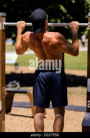 Cologne, Allemagne. 14 juin 2021. Un athlète fait des exercices dans une salle de sport en plein air dans un parc de Cologne. Credit: Rolf Vennenbernd/dpa/Alay Live News Banque D'Images