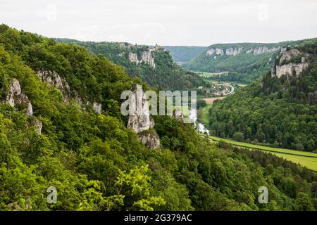 Vue de l'Eichfelsen au château de Werenwag, près d'Irndorf, Parc naturel du Haut Danube, Vallée du Haut Danube, Danube, Alb souabe Banque D'Images