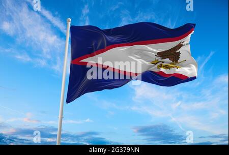 Drapeau des Samoa américaines sur fond ciel nuageux au coucher du soleil. Concept patriotique de l'état. illustration 3d, Banque D'Images