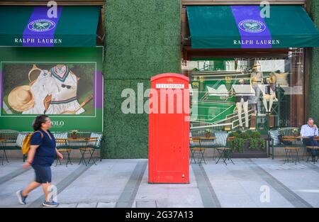 New Bond Street, Londres, Royaume-Uni. 14 juin 2021. Soleil chaud dans le centre de Londres avec des températures dues à la montée à 29 degrés. Le magasin Ralph Lauren se prépare pour les championnats de tennis de Wimbledon avec une façade de pelouse. Crédit : Malcolm Park/Alay Live News. Banque D'Images