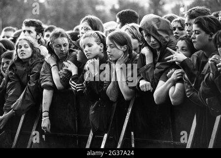 Audience pour le difficile à l'atmosphère du Glastonbury Festival 1998, Somerset, Angleterre, Royaume-Uni. Banque D'Images