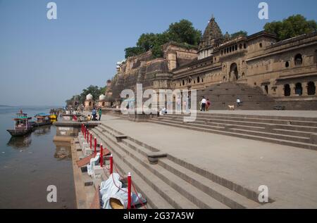 Le palais, les temples et les ghats de Maheshwar sur le fleuve Narmada, Madhya Pradesh, Inde. Banque D'Images