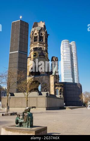 Kaiser Wilhelm Memorial Church et Upper West High-Rise, Berlin, Allemagne Banque D'Images