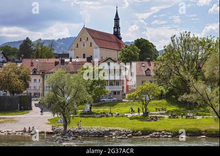 Isar avec le peuple et l'église franciscaine, Bad Toelz, haute-Bavière, Bavière, Allemagne Banque D'Images