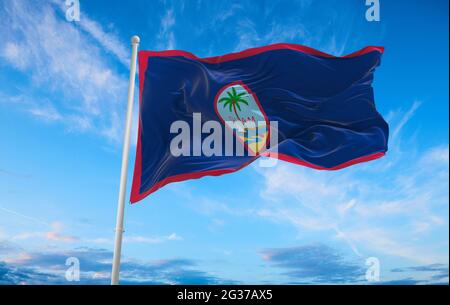 Drapeau de Guam sur fond ciel nuageux au coucher du soleil. Concept patriotique de l'état. illustration 3d, Banque D'Images
