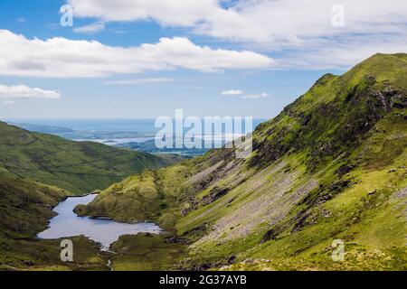 Vue le long de la CWM y Foel jusqu'à la côte ouest galloise, en traversant le flanc de montagne de Cnicht. Croesor, Gwynedd, pays de Galles, Royaume-Uni, Grande-Bretagne Banque D'Images