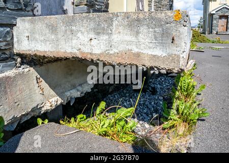 RADHARC AN SEASCAN, MEENMORE, DUNGLOE, COMTÉ DE DONEGAL, IRLANDE - MAI 30 2021 : les 2007 maisons construites qui s'enfoncent dans la tourbière sont toujours debout. Banque D'Images