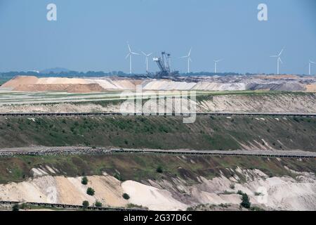 Vue sur la mine d'Opencast d'Inden, en arrière-plan des éoliennes et un épandeur, la compagnie d'énergie RWE prévoit une centrale solaire avec stockage de batterie sur le site de la mine d'opencast de lignite, PV hybride Inden, visite du district du professeur Dr. to? Dre ? Comme PINKWART ?, FDP, le 11 juin 2021 Banque D'Images