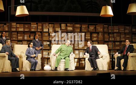 l-r: Rebecca de Pont Davies (troisième secrétaire de Mao), Mark Stone (Chou en-lai), Serena Kay (Nancy T'ang, première secrétaire de Mao), Alexandra Sherman (deuxième secrétaire de Mao), Adrian Thompson (Mao Tse-tung), James Maddalena (Richard Nixon), Roland Wood (Henry Kissinger) à NIXON EN CHINE, Opéra national de Londres (ENO) London WC2 14/06/2006Music: John Adams libretto: Alice Goodman chef d'orchestre: Paul Daniel Set design: Adrianne Label costumes: Dunya Ramicova éclairage: James F. Ingalls chorégraphie: Mark Morris directeur: Peter Sellars Banque D'Images