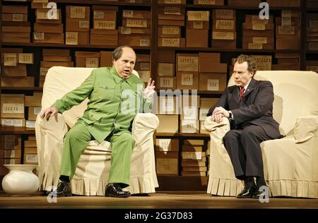 l-r: Adrian Thompson (Mao Tse-tung), James Maddalena (Richard Nixon) à NIXON EN CHINE à l'Opéra national anglais (ENO), London Coliseum, Londres WC2 14/06/2006Music: John Adams libretto: Alice Goodman chef d'orchestre: Paul Daniel Set design: Adrianne Morris costumes d'étiquette: Dunya Ramicova éclairage: James F. Ingellographie: Peter F. Banque D'Images