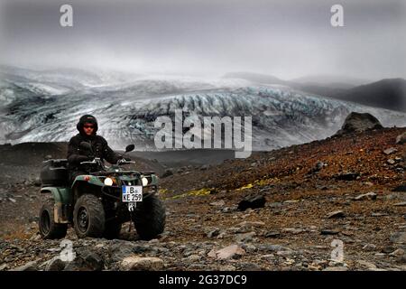 Bord du glacier, glacier, pilote de véhicule tout-terrain, motard, quad, Yamaha Grizzly, désert de Lava Krepputunga, Oeskjuleio, Kverkfjoell, glacier Vatnajoekull, Highlands Banque D'Images