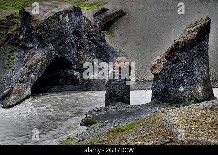 Formations rocheuses dans la rivière, aiguilles de roche Karl og Kerling, rivière, Joekulsa, Vestudalur, Islande du Nord, Islande Banque D'Images