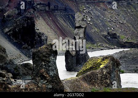 Formations rocheuses dans la rivière, aiguilles de roche Karl og Kerling, rivière, Joekulsa, Vestudalur, Islande du Nord, Islande Banque D'Images