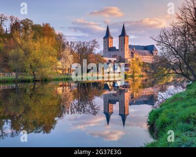 Château de Rochlitz sur la rivière Zwickauer Mulde à Morgenrot, Rochlitz, Saxe, Allemagne Banque D'Images