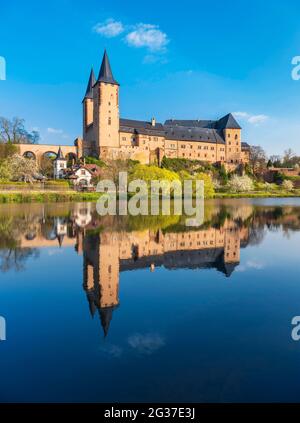 Le château de Rochlitz se reflète dans la rivière Zwickauer Mulde, Rochlitz, Saxe, Allemagne Banque D'Images