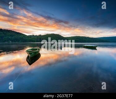 Matin lueur à l'Edersee, bateaux de pêche dans l'eau, Ederstausee, Edertalsperre, derrière Schloss Waldeck, Hesse, Allemagne Banque D'Images