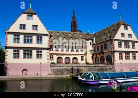 Bateau d'excursion sur l'III en face du musée historique du Vieux Metzig, les anciens abattoirs de Strasbourg, Strasbourg, Alsace, France Banque D'Images