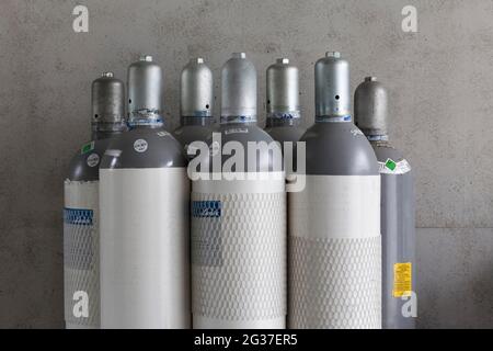 Bouteilles en acier avec gaz Biogon C de Linde AG, dioxyde de carbone, CO2, Düsseldorf, Rhénanie-du-Nord-Westphalie, Allemagne Banque D'Images