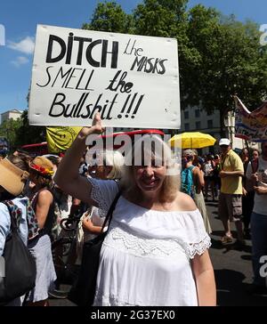 14 juin 2021, Londres, Angleterre, Royaume-Uni : des manifestants anti-verrouillage et anti-vaccin ont prévu une manifestation devant Downing Street, en prévision de la conférence de presse du Premier ministre britannique sur la levée des restrictions du Covid-19 dans le pays. Johnson devrait annoncer un retard à la date clé du 21 juin, date à laquelle toutes les restrictions liées au virus seraient supprimées selon la planification initiale des gouvernements. Les experts ont mis en garde le gouvernement britannique contre une troisième vague de coronavirus, le nombre de cas quotidiens ayant augmenté et le nombre de beyons passés s'est élevé à 8 mille au cours des deux dernières semaines. (Crédit Imag Banque D'Images