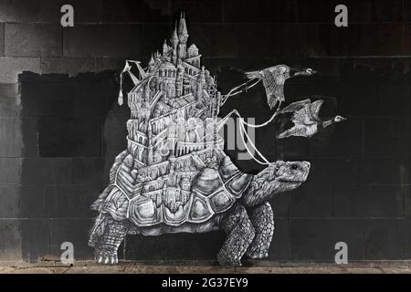 En pâte, la tortue transporte la ville de la machine sur la coquille, symbole de l'équilibre de la nature et de la technologie, image surréaliste, mécanimal par l'artiste de streetart Ardif Banque D'Images