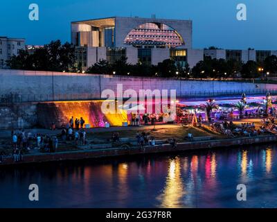 Spreufer Capital Beach Bar et Chancellerie, vue de Hugo-Preuss-Bruecke, Blue Hour, Berlin-Mitte, Berlin-Tiergarten, Berlin, Allemagne Banque D'Images