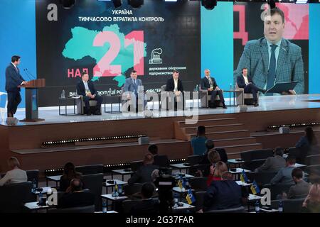 KIEV, UKRAINE - 14 JUIN 2021 - les participants assistent à la session de l'industrie comme base de l'économie nationale de l'Ukraine pendant l'Ukraine 30. Econom Banque D'Images