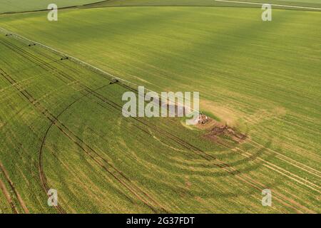 Vue aérienne de l'équipement d'irrigation à pivot central arrosant des semis de soja vert sur une plantation agricole, images de drone pov Banque D'Images