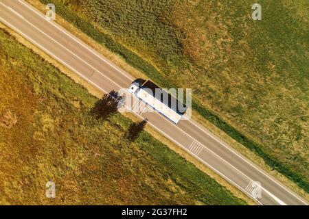 Grand transporteur semi-camion sur la route, vue aérienne haut en bas de drone pov Banque D'Images