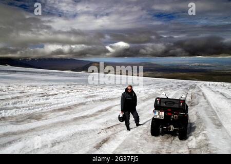 Glacier, VTT, Quad, Yamaha Grizzly, femme, Biker, Langjoekull, Highlands, Centre de l'Islande, Islande Banque D'Images