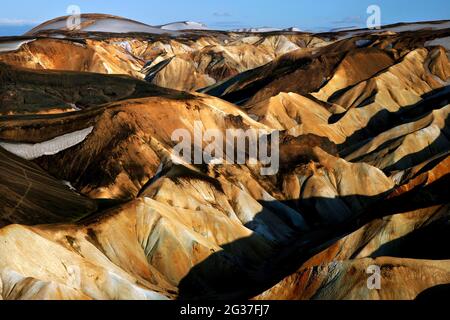 Roche de lave, montagnes, flancs de montagne colorés, langue de lave noire, Landmannalaugar, Fjallabaksleio, hautes terres, Islande centrale Banque D'Images