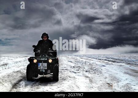 Glacier, VTT, Quad, Yamaha Grizzly, Man, Biker, Langjoekull, Highlands, Centre de l'Islande, Islande Banque D'Images