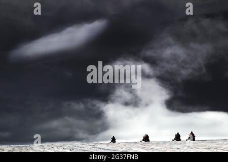 Glacier, ciel gris, nuages, motoneiges, motoneiges, Visite des glaciers, Langjoekull, hauts plateaux, centre de l'Islande, Islande Banque D'Images