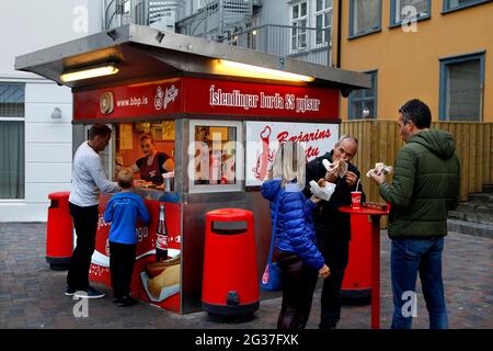 Snack bar, Hot dog stand, Baejarinseztu, clients, Reykjavik, Islande Banque D'Images