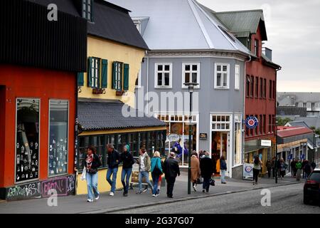 Maisons à Laugavegur, rue commerçante principale, boutiques, vieille ville, Reykjavik, Islande Banque D'Images