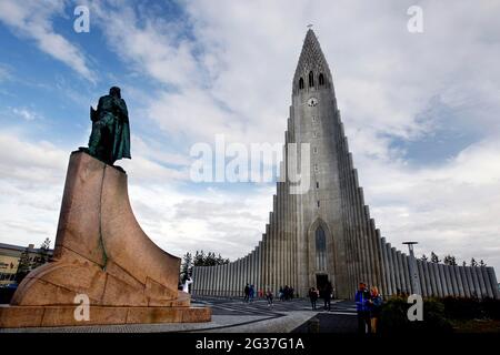 Hallgrimskirkja sur la ville, église avec tour en béton sous forme de basalte à colonnes, piédestal avec monument du Leifur Eiriksson Viking, Reykjavik Banque D'Images