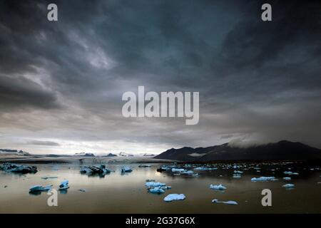 Icebergs, morceaux de glace flottants, glace glaciaire, glacier, glacier vêlage, Lagon des glaciers, lac des glaciers, lagon des glaciers de Joekulsarlon, Vatnajoekull Banque D'Images