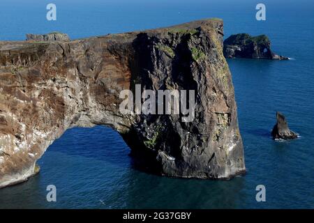 Porte rocheuse dans l'océan Atlantique, cap Dyrholaey, Vik, côte sud, Islande Banque D'Images