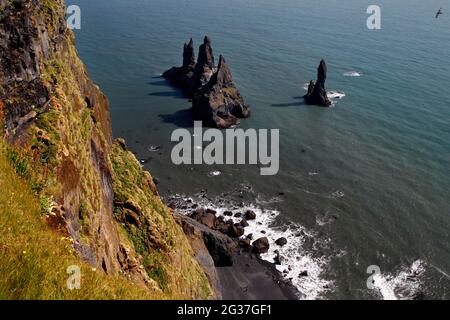 Cliff, Rocks Reynisdrangar, Reynisfjall, Vik, côte sud, Islande Banque D'Images