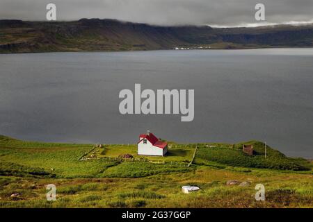 Maison solitaire, Fjord, Peninsula Strandir, Vestfiroir, Westfjords, Nord-Ouest de l'Islande, Islande Banque D'Images